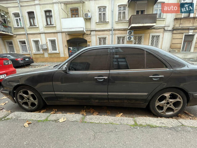 Серый Мерседес Е-Класс, объемом двигателя 2.2 л и пробегом 320 тыс. км за 4200 $, фото 4 на Automoto.ua