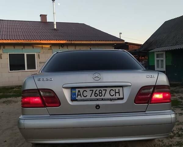 Серый Мерседес Е-Класс, объемом двигателя 3.2 л и пробегом 350 тыс. км за 2700 $, фото 1 на Automoto.ua