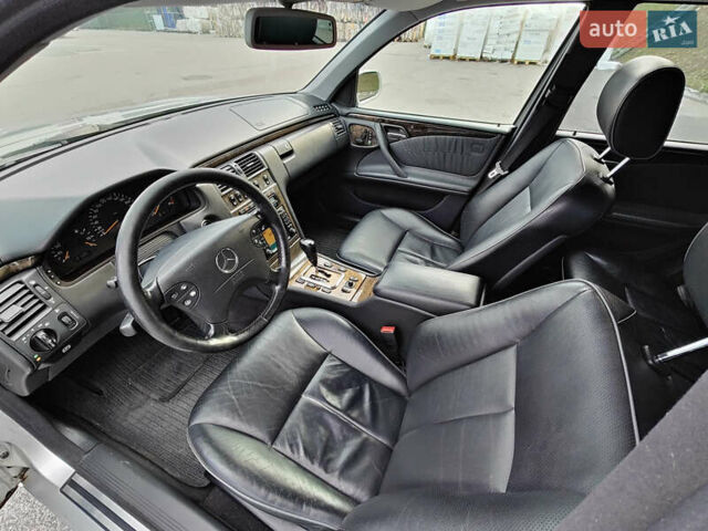 Сірий Мерседес Е-Клас, об'ємом двигуна 3.2 л та пробігом 356 тис. км за 8499 $, фото 26 на Automoto.ua