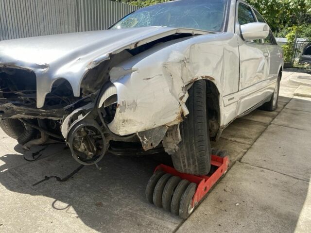 Мерседес Е-Класс 2000 в Самборе на Automoto.ua Серый Мерседес Е-Класс, объемом двигателя 2 л и пробегом 200 тыс. км за 300 $, фото 8 на Automoto.ua