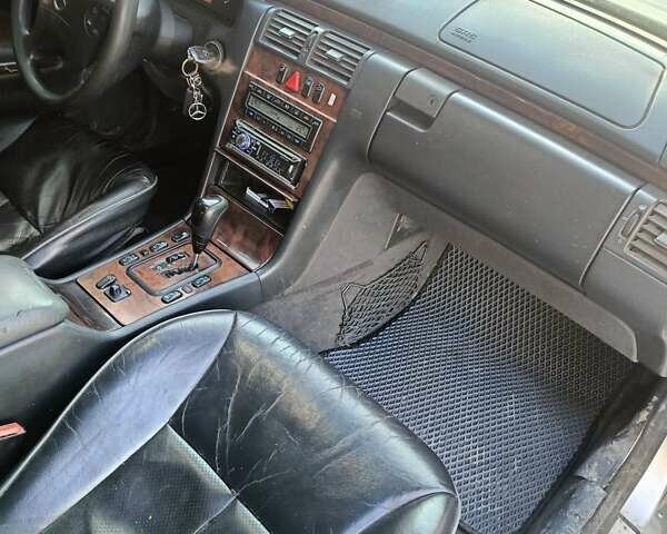 Сірий Мерседес Е-Клас, об'ємом двигуна 2.2 л та пробігом 364 тис. км за 3500 $, фото 25 на Automoto.ua