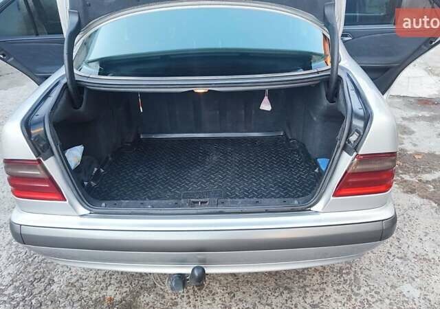 Сірий Мерседес Е-Клас, об'ємом двигуна 2 л та пробігом 389 тис. км за 4000 $, фото 27 на Automoto.ua