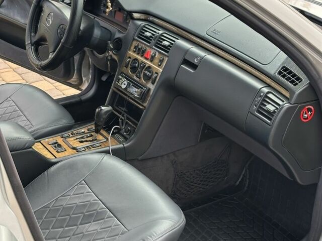 Мерседес Е-Клас 2000 у Сторожинце на Automoto.ua Сірий Мерседес Е-Клас, об'ємом двигуна 2.7 л та пробігом 346 тис. км за 5200 $, фото 18 на Automoto.ua