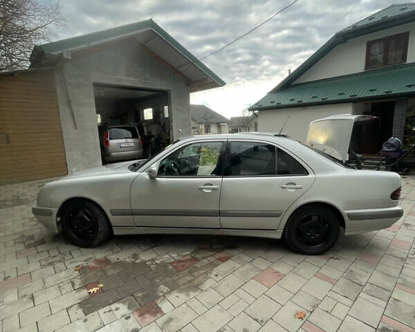 Серый Мерседес Е-Класс, объемом двигателя 2.15 л и пробегом 370 тыс. км за 3200 $, фото 10 на Automoto.ua