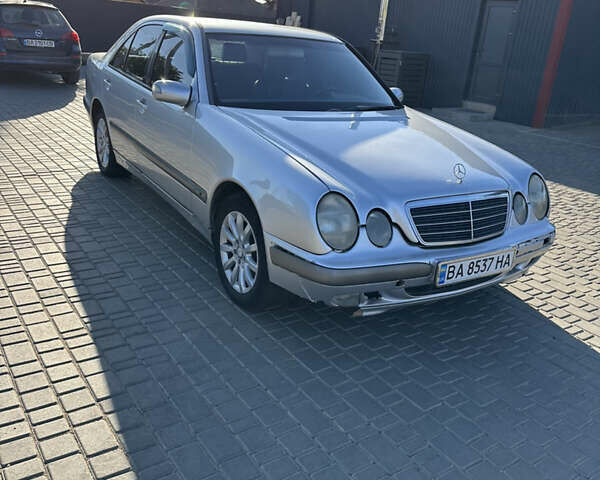 Сірий Мерседес Е-Клас, об'ємом двигуна 2 л та пробігом 413 тис. км за 3600 $, фото 2 на Automoto.ua