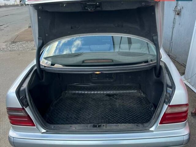 Серый Мерседес Е-Класс, объемом двигателя 2 л и пробегом 400 тыс. км за 3200 $, фото 1 на Automoto.ua