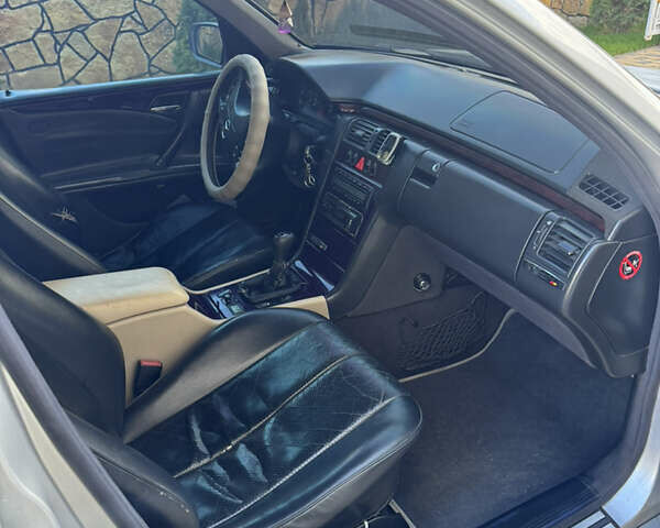 Серый Мерседес Е-Класс, объемом двигателя 2.6 л и пробегом 300 тыс. км за 2450 $, фото 8 на Automoto.ua