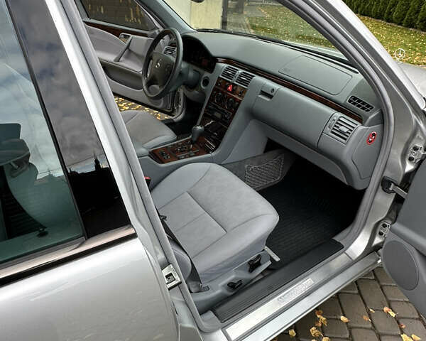 Сірий Мерседес Е-Клас, об'ємом двигуна 2 л та пробігом 88 тис. км за 9600 $, фото 44 на Automoto.ua