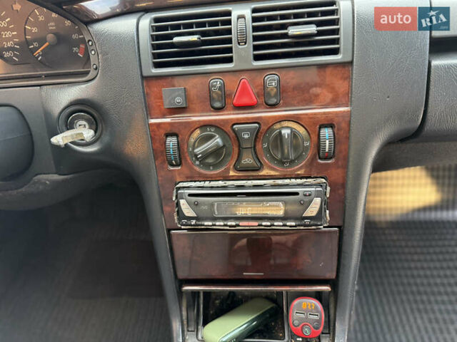 Серый Мерседес Е-Класс, объемом двигателя 2 л и пробегом 330 тыс. км за 2999 $, фото 18 на Automoto.ua