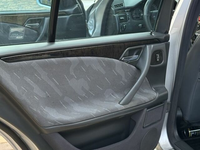 Мерседес Е-Клас 2000 у Сторожинце на Automoto.ua Сірий Мерседес Е-Клас, об'ємом двигуна 2.7 л та пробігом 346 тис. км за 5200 $, фото 20 на Automoto.ua