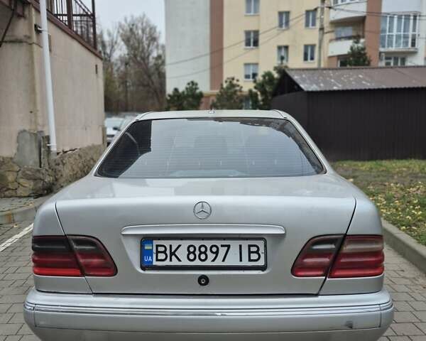 Серый Мерседес Е-Класс, объемом двигателя 2.4 л и пробегом 525 тыс. км за 2900 $, фото 3 на Automoto.ua