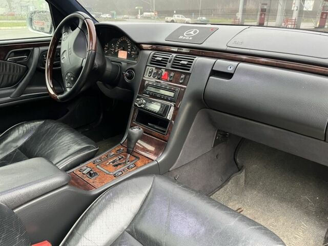 Серый Мерседес Е-Класс, объемом двигателя 3.2 л и пробегом 270 тыс. км за 3200 $, фото 1 на Automoto.ua