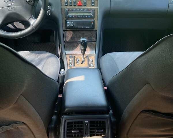 Серый Мерседес Е-Класс, объемом двигателя 2.2 л и пробегом 406 тыс. км за 5500 $, фото 1 на Automoto.ua