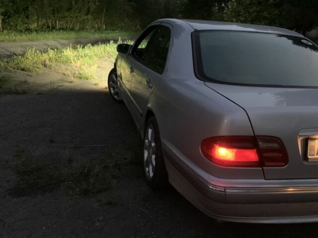 Серый Мерседес Е-Класс, объемом двигателя 3.2 л и пробегом 480 тыс. км за 3900 $, фото 5 на Automoto.ua