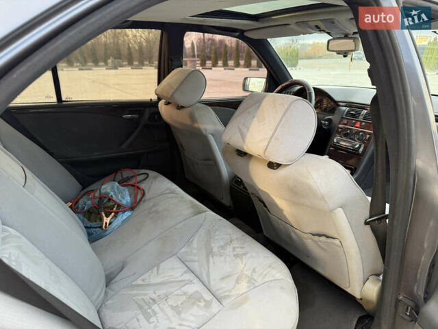 Серый Мерседес Е-Класс, объемом двигателя 2 л и пробегом 330 тыс. км за 2999 $, фото 24 на Automoto.ua