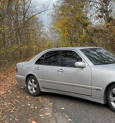 Серый Мерседес Е-Класс, объемом двигателя 3.22 л и пробегом 577 тыс. км за 4000 $, фото 7 на Automoto.ua