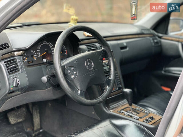 Серый Мерседес Е-Класс, объемом двигателя 2.4 л и пробегом 499 тыс. км за 2500 $, фото 5 на Automoto.ua