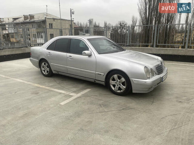 Серый Мерседес Е-Класс, объемом двигателя 3.2 л и пробегом 427 тыс. км за 3700 $, фото 6 на Automoto.ua