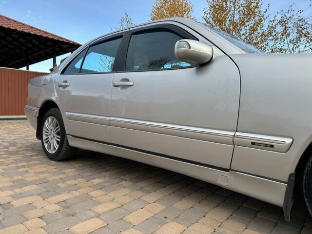 Мерседес Е-Клас 2000 у Сторожинце на Automoto.ua Сірий Мерседес Е-Клас, об'ємом двигуна 2.7 л та пробігом 346 тис. км за 5200 $, фото 8 на Automoto.ua