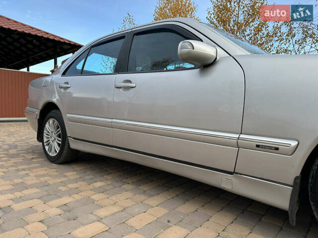 Мерседес Е-Клас 2000 у Сторожинце на Automoto.ua Сірий Мерседес Е-Клас, об'ємом двигуна 2.7 л та пробігом 346 тис. км за 5200 $, фото 8 на Automoto.ua