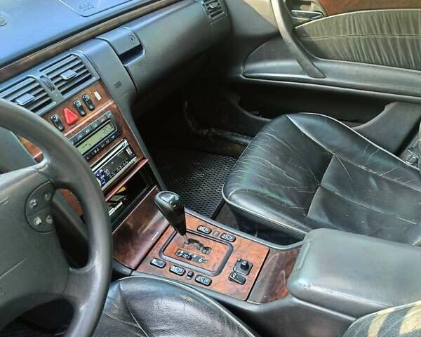 Сірий Мерседес Е-Клас, об'ємом двигуна 2.2 л та пробігом 364 тис. км за 3500 $, фото 12 на Automoto.ua