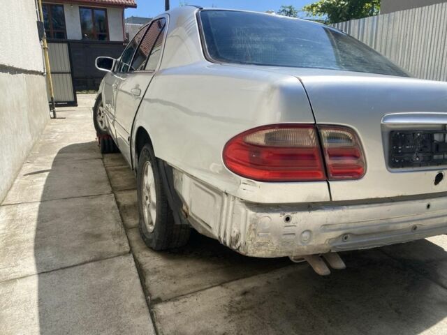 Мерседес Е-Класс 2000 в Самборе на Automoto.ua Серый Мерседес Е-Класс, объемом двигателя 2 л и пробегом 200 тыс. км за 300 $, фото 4 на Automoto.ua