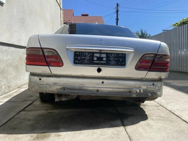 Мерседес Е-Класс 2000 в Самборе на Automoto.ua Серый Мерседес Е-Класс, объемом двигателя 2 л и пробегом 200 тыс. км за 300 $, фото 1 на Automoto.ua