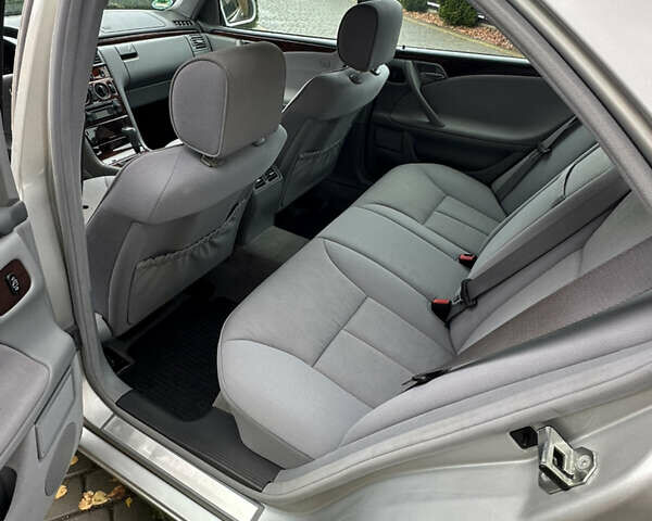 Сірий Мерседес Е-Клас, об'ємом двигуна 2 л та пробігом 88 тис. км за 9600 $, фото 34 на Automoto.ua