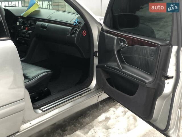 Серый Мерседес Е-Класс, объемом двигателя 2.2 л и пробегом 350 тыс. км за 2999 $, фото 34 на Automoto.ua