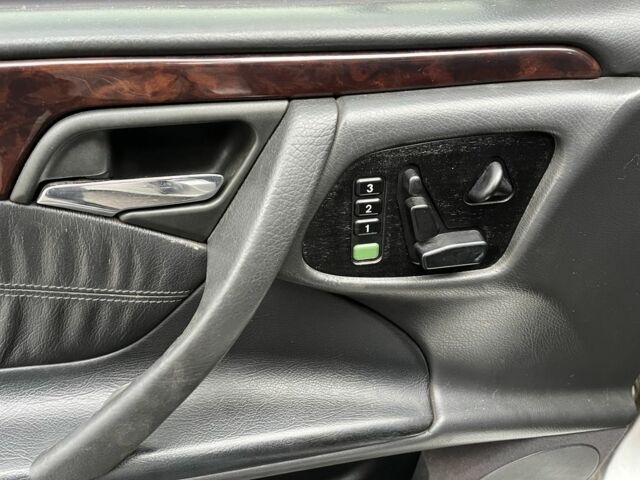 Серый Мерседес Е-Класс, объемом двигателя 3.2 л и пробегом 270 тыс. км за 3200 $, фото 12 на Automoto.ua