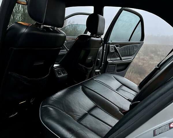 Серый Мерседес Е-Класс, объемом двигателя 3.2 л и пробегом 350 тыс. км за 5500 $, фото 8 на Automoto.ua