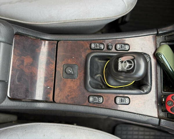 Серый Мерседес Е-Класс, объемом двигателя 2 л и пробегом 330 тыс. км за 2999 $, фото 17 на Automoto.ua