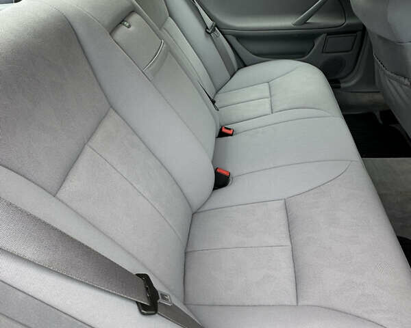 Сірий Мерседес Е-Клас, об'ємом двигуна 2 л та пробігом 88 тис. км за 9600 $, фото 43 на Automoto.ua