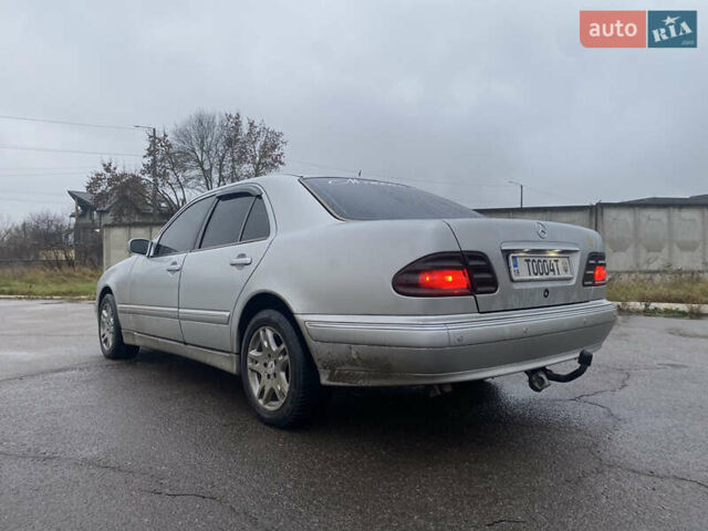 Серый Мерседес Е-Класс, объемом двигателя 3.2 л и пробегом 318 тыс. км за 4000 $, фото 3 на Automoto.ua