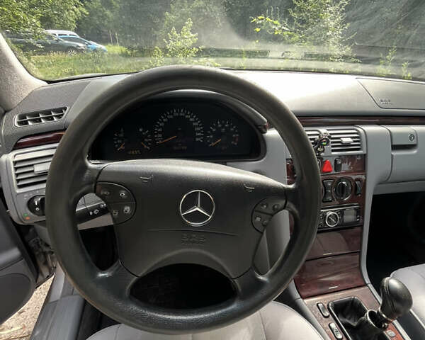 Сірий Мерседес Е-Клас, об'ємом двигуна 2 л та пробігом 362 тис. км за 3900 $, фото 13 на Automoto.ua