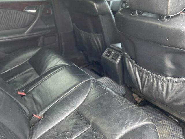 Сірий Мерседес Е-Клас, об'ємом двигуна 2 л та пробігом 358 тис. км за 3300 $, фото 4 на Automoto.ua