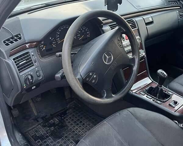 Серый Мерседес Е-Класс, объемом двигателя 2 л и пробегом 400 тыс. км за 3200 $, фото 8 на Automoto.ua