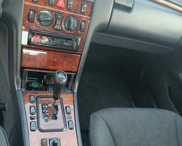 Серый Мерседес Е-Класс, объемом двигателя 2.69 л и пробегом 442 тыс. км за 4300 $, фото 16 на Automoto.ua