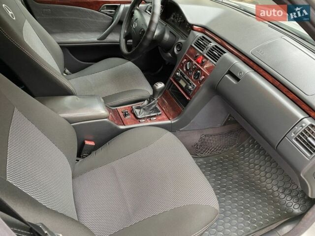 Сірий Мерседес Е-Клас, об'ємом двигуна 2 л та пробігом 300 тис. км за 2950 $, фото 10 на Automoto.ua