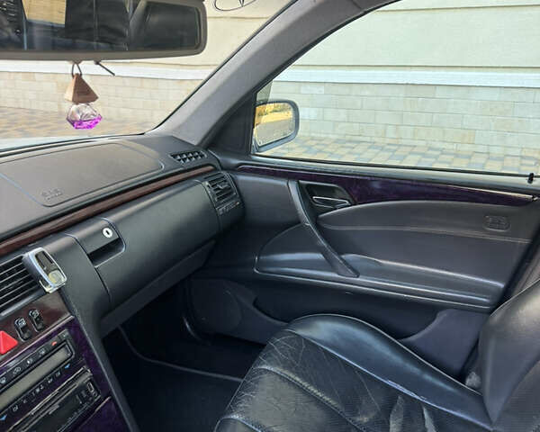 Серый Мерседес Е-Класс, объемом двигателя 2.6 л и пробегом 300 тыс. км за 2450 $, фото 12 на Automoto.ua