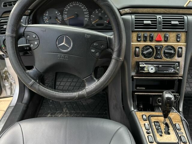 Мерседес Е-Клас 2000 у Сторожинце на Automoto.ua Сірий Мерседес Е-Клас, об'ємом двигуна 2.7 л та пробігом 346 тис. км за 5200 $, фото 21 на Automoto.ua