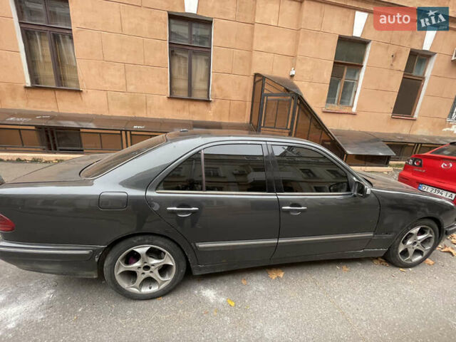 Серый Мерседес Е-Класс, объемом двигателя 2.2 л и пробегом 320 тыс. км за 4200 $, фото 2 на Automoto.ua