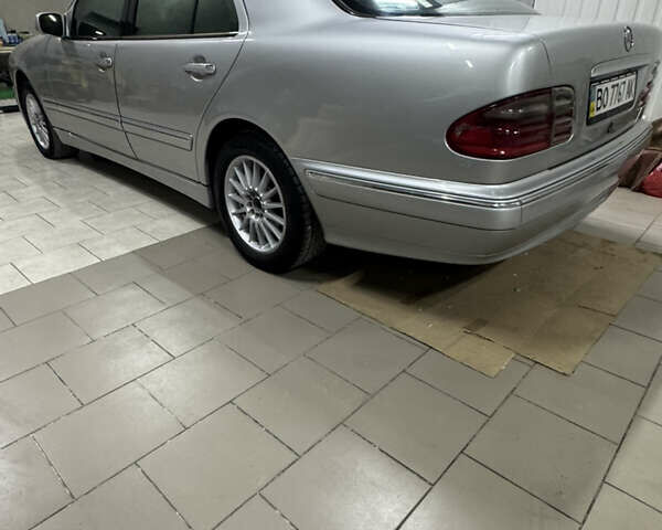 Сірий Мерседес Е-Клас, об'ємом двигуна 2.2 л та пробігом 320 тис. км за 4400 $, фото 2 на Automoto.ua