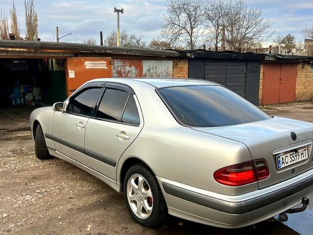 Серый Мерседес Е-Класс, объемом двигателя 2.2 л и пробегом 550 тыс. км за 4500 $, фото 5 на Automoto.ua