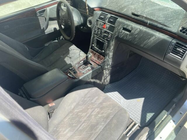 Мерседес Е-Класс 2000 в Самборе на Automoto.ua Серый Мерседес Е-Класс, объемом двигателя 2 л и пробегом 200 тыс. км за 300 $, фото 18 на Automoto.ua