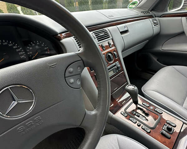 Сірий Мерседес Е-Клас, об'ємом двигуна 2 л та пробігом 88 тис. км за 9600 $, фото 29 на Automoto.ua