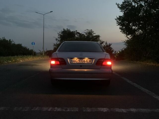 Серый Мерседес Е-Класс, объемом двигателя 3.2 л и пробегом 480 тыс. км за 3900 $, фото 2 на Automoto.ua