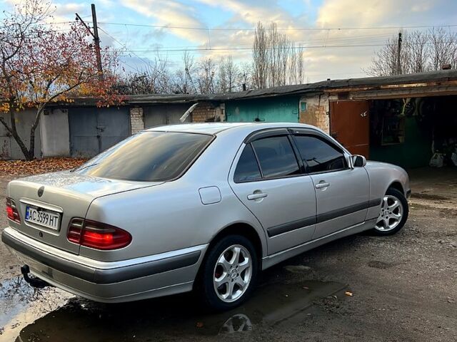 Серый Мерседес Е-Класс, объемом двигателя 2.2 л и пробегом 550 тыс. км за 4500 $, фото 4 на Automoto.ua