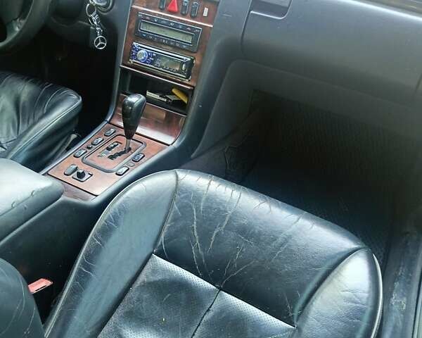 Сірий Мерседес Е-Клас, об'ємом двигуна 2.2 л та пробігом 364 тис. км за 3500 $, фото 16 на Automoto.ua