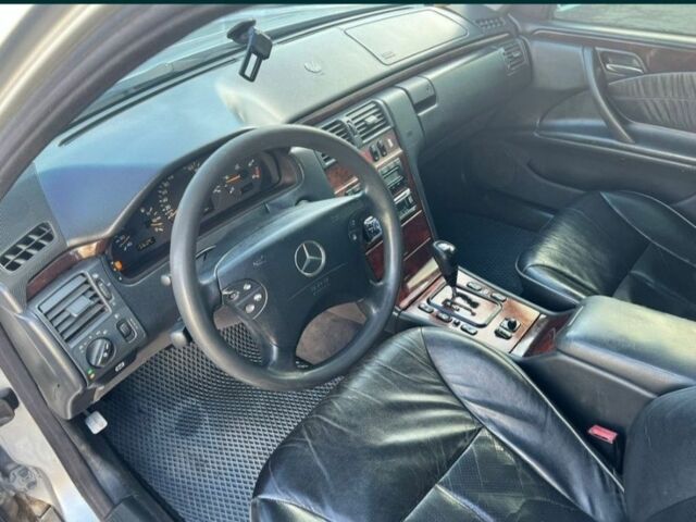 Сірий Мерседес Е-Клас, об'ємом двигуна 2.2 л та пробігом 200 тис. км за 3500 $, фото 3 на Automoto.ua